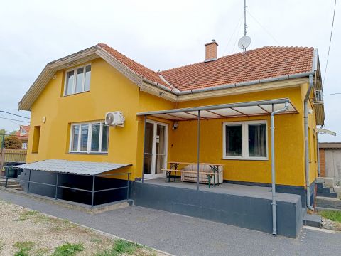 Kiadó Ház 6000 Kecskemét , Ceglédi úton munkásszállás 17 fő részére
