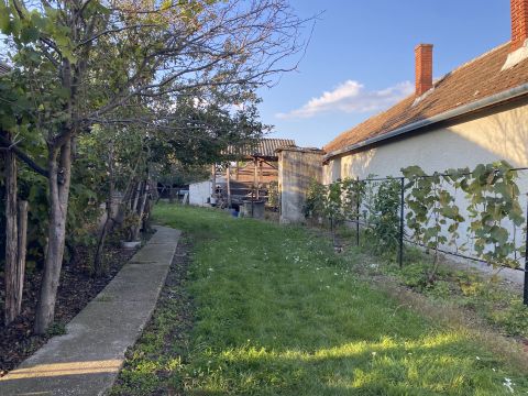 Eladó Ház 9363 Gyóró , Kapuvár és Beled között Gyóró településén, 2 ház+nagy telek 