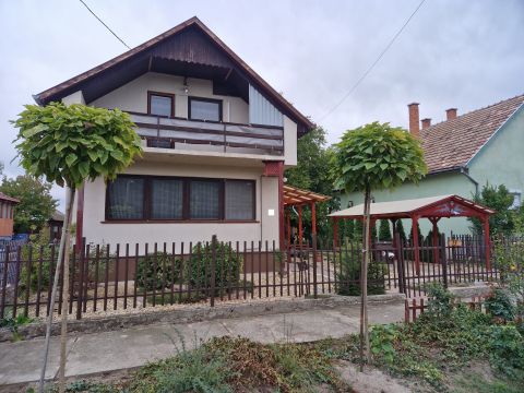 Eladó Ház 2211 Vasad Vasadon 122 m2-es TÉGLA ház eladó nagy telekkel, garázsokkal