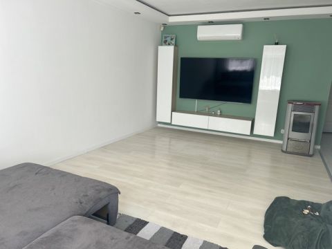 Eladó Ház 4405 Nyíregyháza , Nyíregyháza Borbánya aszfaltozott utcájában.