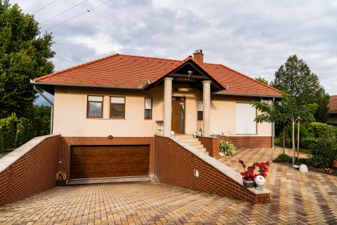 Eladó Ház 6000 Kecskemét EXKLUZÍV CSALÁDI HÁZ A PETŐFIVÁROS KÖZELÉBEN!