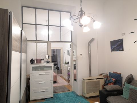 Eladó Lakás 1086 Budapest 8. kerület Jó állapotú lakás, rendezett házban, a Kálvária térnél