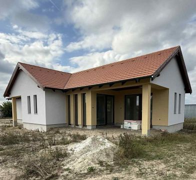 Eladó Ház 6050 Lajosmizse , ÚJÉPÍTÉSŰ, NAPPALI+3 SZOBÁS CSALÁDI HÁZ