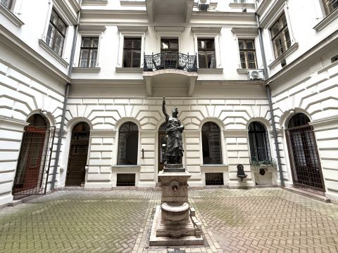 Eladó Lakás 1061 Budapest 6. kerület , Andrássy úton,gyönyörű házban,irodának és lakásnak is kiváló