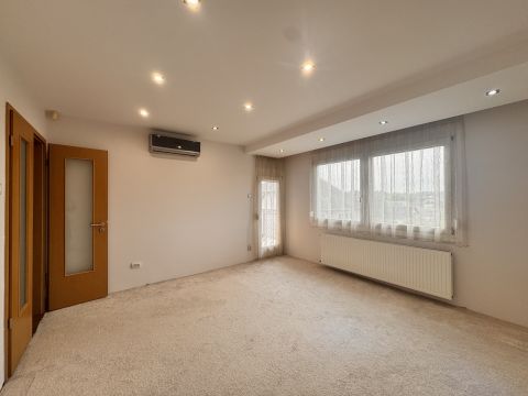 Eladó Lakás 8900 Zalaegerszeg , Azonnal költözhető 3 szobás, nagy teraszos lakás eladó