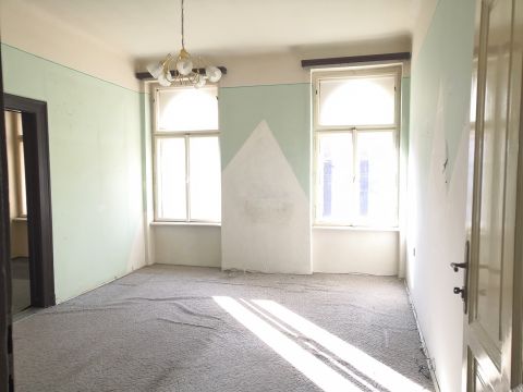 Eladó Lakás 1083 Budapest 8. kerület , Illés utcában, 2 szoba+hall, utcai nézetű, tágas lakás