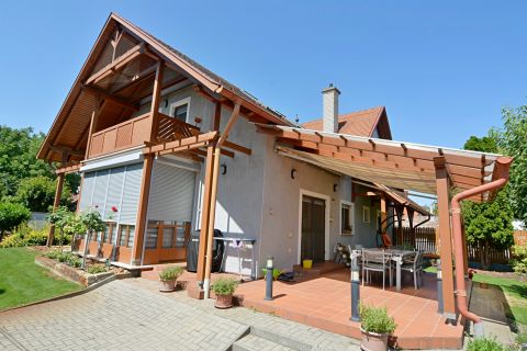 Kiadó Ház 6400 Kiskunhalas Attila utcában BÚTOROZOTT, GÉPESÍTETT nappali + 5 szobás ház