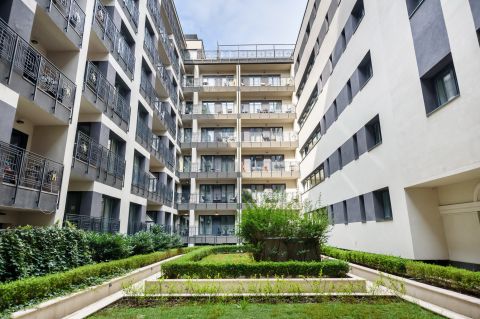 Eladó Lakás 1061 Budapest 6. kerület Medencés komplexumban, exkluzív, 2 szobás, erkélyes lakás