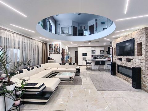 Eladó Ház 2340 Kiskunlacháza , Újszerű 7 szobás Luxus ingatlan, pálma fákkal a kertben!