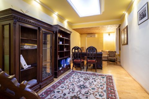 Eladó Lakás 1061 Budapest 6. kerület , Andrássy úton,gyönyörű házban,irodának és lakásnak is kiváló