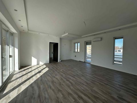 Eladó Ház 8600 Siófok  parközeli modern, újszerű ház, első emeleti lakása