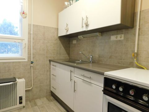 Eladó Lakás 6000 Kecskemét , 2.emeleti, 2 szobás, erkélyes, szigetelt tégla építésű lakás