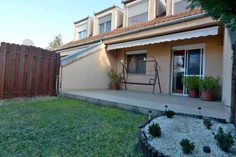 Eladó Lakás 6000 Kecskemét , Hunyadivárosi nappali + 3 szobás 110nm-es sorházi lakás