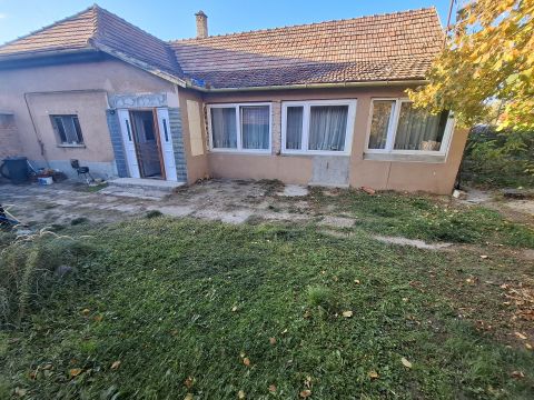 Eladó Ház 6100 Kiskunfélegyháza , Családi ház 3 szobával a központhoz közel