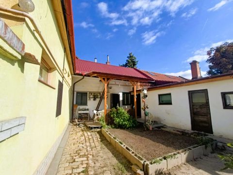 Eladó Ház 6000 Kecskemét , Belváros szívében 3 szobás kertkapcsolatos lakás garázzsal