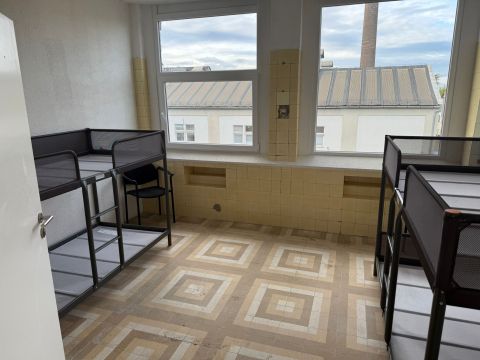 Eladó Ipari 1095 Budapest 9. kerület SOROKSÁRI ÚTON 20 SZOBÁS, 60 FÉRŐHELLYEL, MUNKÁSSZÁLLÓNAK!!