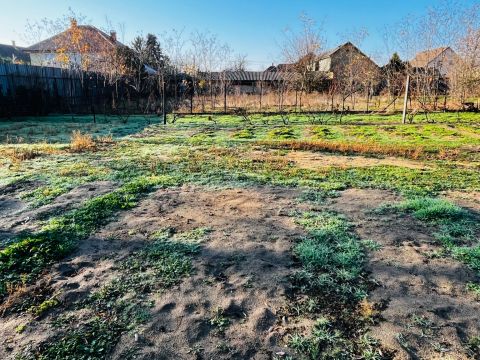 Eladó Telek 2251 Tápiószecső , 660 nm-es belterületi telek, csatorna bekötéssel!