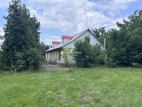 Eladó Üzlethelyiség 4461 Nyírtelek , Belegrád Óvoda parkoló