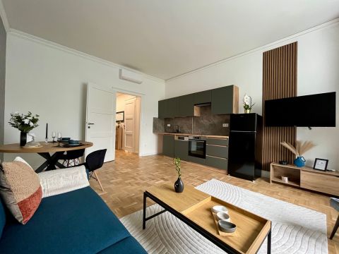 Eladó Lakás 1146 Budapest 14. kerület , Eladó felújított, berendezett emeleti lakás a Bosnyák térnél