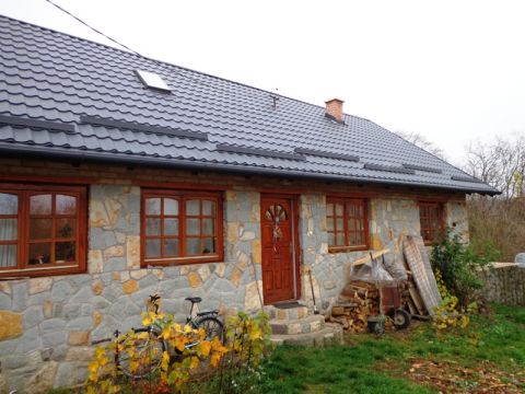 Eladó Ház 2629 Márianosztra , erdő alatti , patak parti kedves parasztház