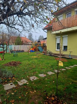 Eladó Ház 2315 Szigethalom , Ikerházfél, Szigethalom központjában, önálló 400 nm-es telek