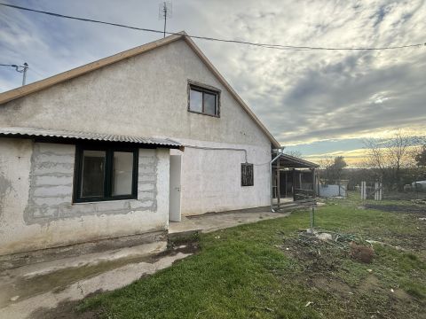 Eladó Ház 8130 Enying , Enying csendes utcájában 2 szintes tégla ház 