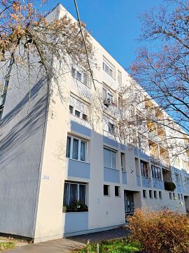 Eladó Lakás 2800 Tatabánya , Első emeleti, 3 szobás lakás, szigetelt épületben eladó