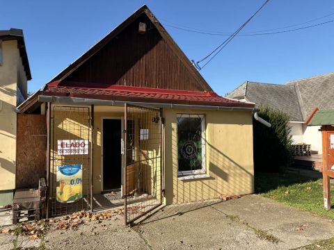 Eladó Üzlethelyiség 9182 Károlyháza , Károlyháza Vasút melett