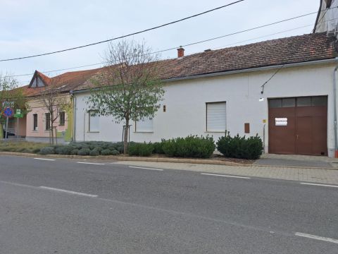 Eladó Ház 7773 Villány , ==== Villány központjában felújítandó családi ház====