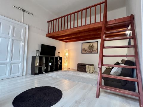 Eladó Lakás 1067 Budapest 6. kerület , Andrássy úttól pár percre,rendezett házban 2 szobás lakás 