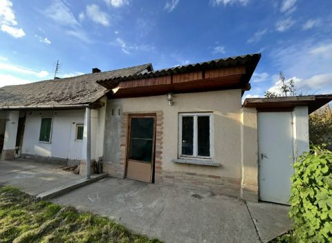 Eladó Ház 7095 Iregszemcse Családi ház eladó, nem szépítem, felújítandó, de jó alap!