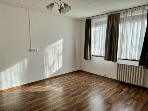 Kiadó Lakás 6000 Kecskemét , Kiadó lakás a Kodolányi utcában saját 12 nm-es tárolóval!