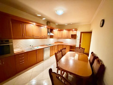 Kiadó Lakás 6000 Kecskemét ,  első emeleti, 3 szobás belvárosi lakás kiadó garázzsal