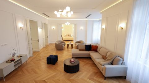 Eladó Lakás 1052 Budapest 5. kerület ,  A Belváros egyik elegáns, csendes zsákutcájában