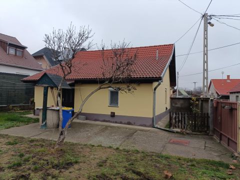 Eladó Ház 6000 Kecskemét , Szeleifaú csendes forgalomtól mentes utcában.