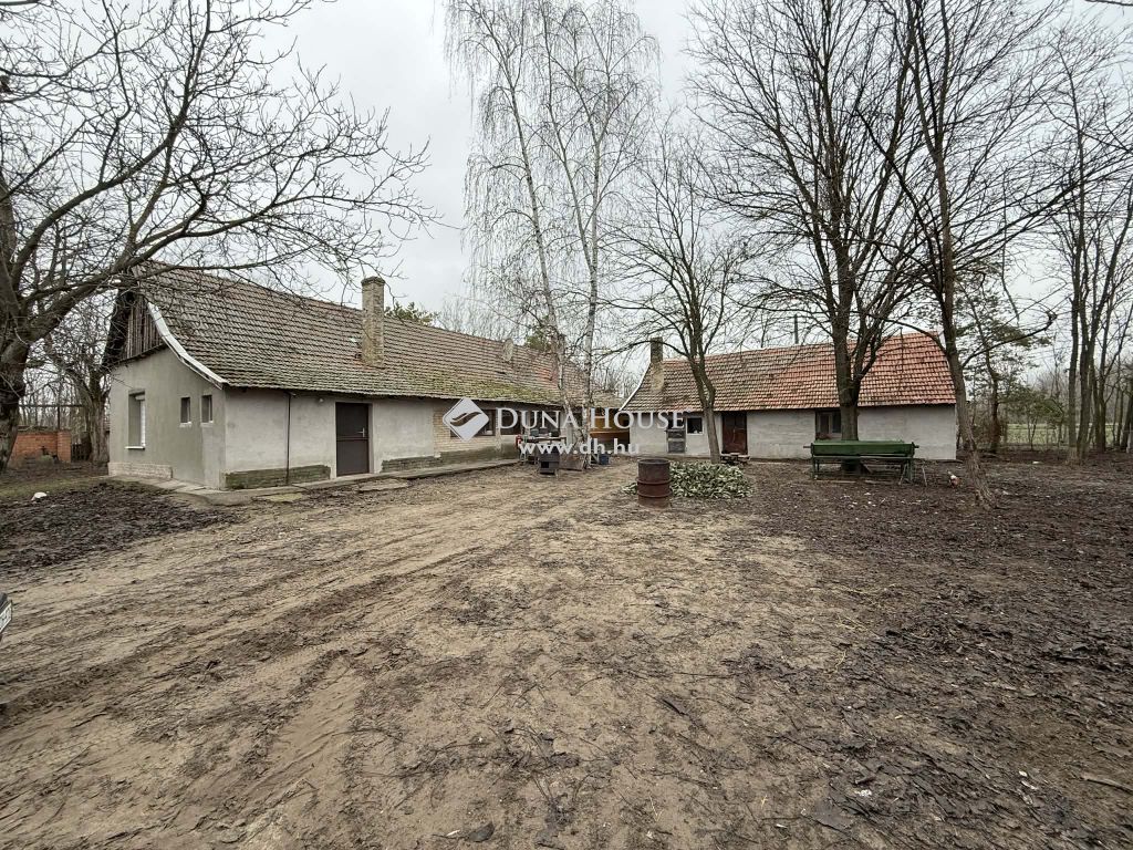 6120 Kiskunmajsa , 18 HEKTÁROS TERÜLETEN TÖBB SZÁZ m2-es, GAZDÁLKODÁSRA  ALKALMAS ÉPÜLETEGYÜTTES — 1/21
