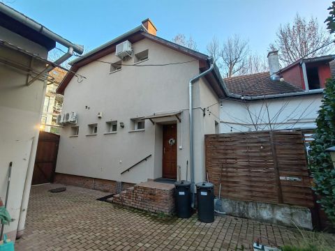 Eladó Lakás 6000 Kecskemét , Füzes utca, utcára nyíló üzlethelyiség, lakás, tároló