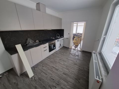 Kiadó Ház 6100 Kiskunfélegyháza , Felújított, 3 hálószobás családi ház dupla garázzsal kiadó