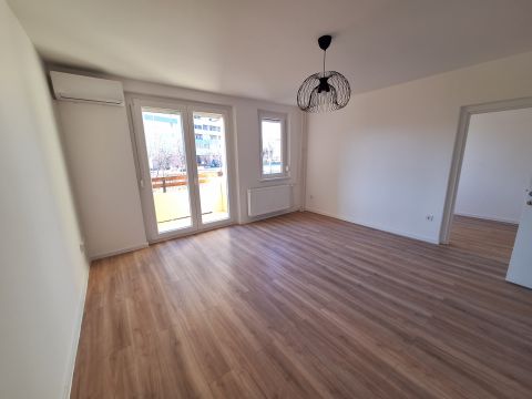 Eladó Lakás 1039 Budapest 3. kerület Gyönyörűen felújított 4 szobás panel lakás Családnak