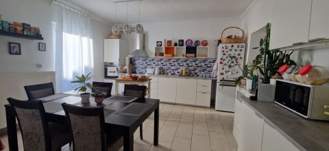 Eladó Lakás 1039 Budapest 3. kerület , RÓMAI PART KÖZELÉBEN 1. EM-I NAPFÉNYES LAKÁS SAJÁT KERTTEL