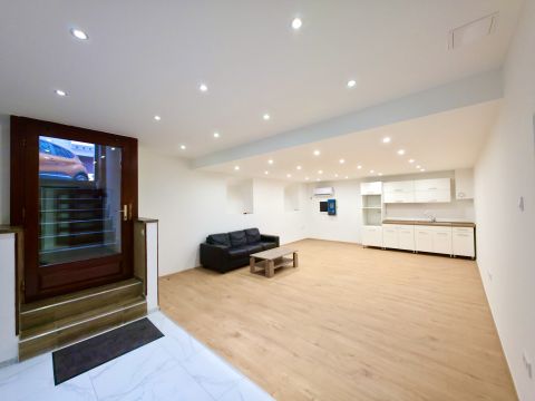 Eladó Üzlethelyiség 1078 Budapest 7. kerület , Belvárosi nyüzsitől pár percre - mégis parkközeli környéken