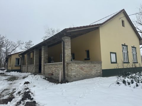 Eladó Ház 6050 Lajosmizse , Lajosmizse szélén modernizált kisbirtok eladó