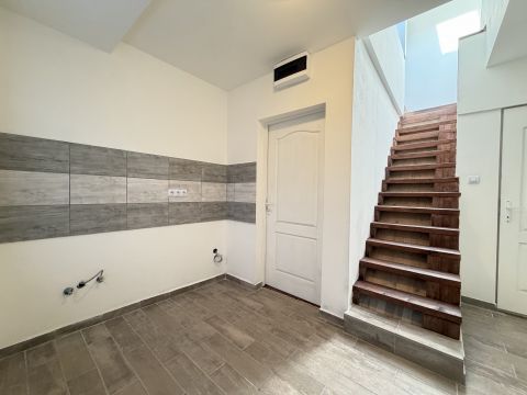 Eladó Lakás 1211 Budapest 21. kerület Felújított, azonnal költözhető belső kétszintes lakás