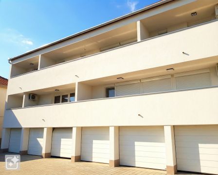 Kiadó Parkoló 7624 Pécs === Szigeti úti újépitésű garázs===