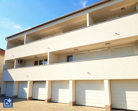 Kiadó Parkoló 7624 Pécs === Szigeti úti újépitésű garázs===