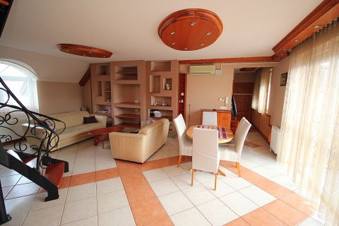 Eladó Lakás 6000 Kecskemét , Igényes 4 szobás tégla lakás 2 percre a belvárostól