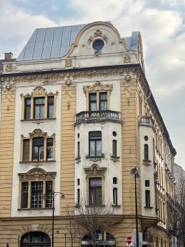 Eladó Lakás 1085 Budapest 8. kerület , Eladó 3 szobás csendes, világos  lakás Palotanegyedben!