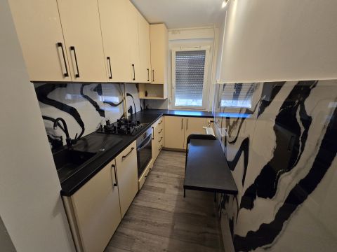 Eladó Lakás 8000 Székesfehérvár , Székesfehérvár, felújított lakás Bátky Zs. utca , 3. emelet 