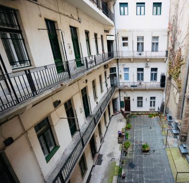 Eladó Lakás 1068 Budapest 6. kerület , Zeneakadémia mellett, emeleti, felújított stúdió lakás