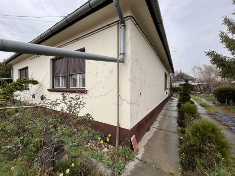 Eladó Ház 6200 Kiskőrös , Eladó Kiskőrösön az Akácfa utcában egy 120 nm ház!!